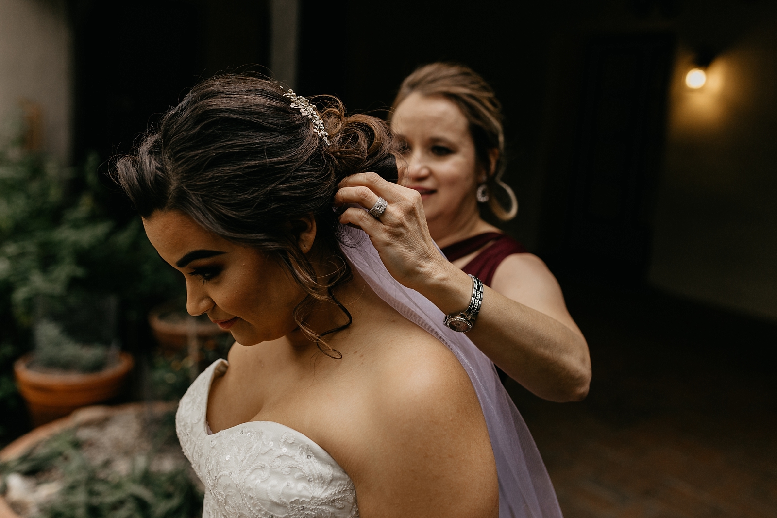 Bride getting ready with her mom Tucson AZ Wedding photographer