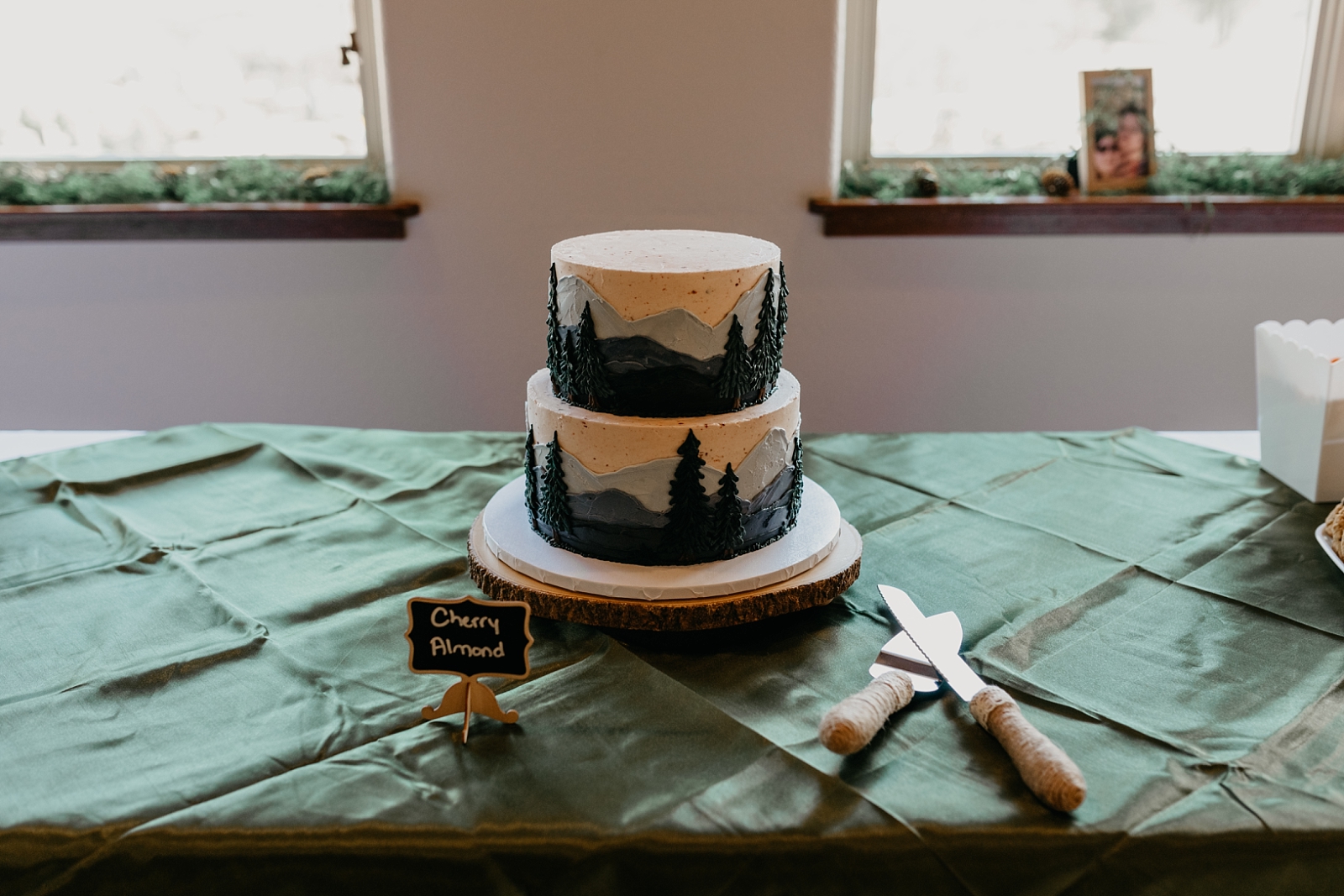 Forest woodsy Flagstaff AZ Wedding cake